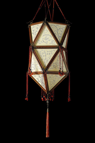 Lámpara de seda Concubine Favorita con estructura de madera