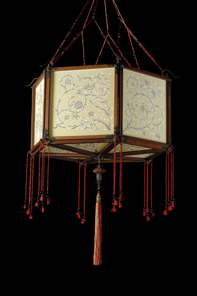 Lámpara de seda Concubine Loto con estructura de madera