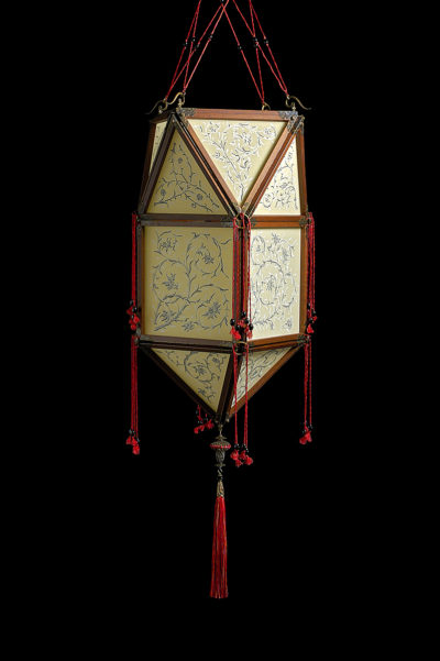 Lámpara de seda Concubine Peonia con estructura de madera