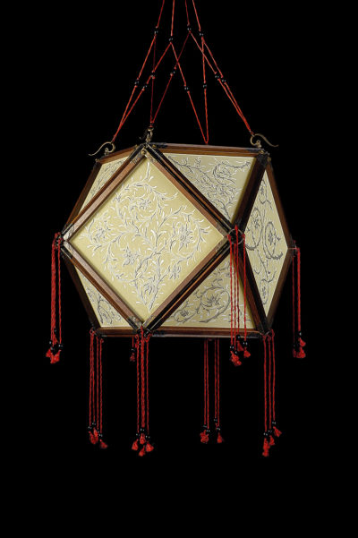 Lámpara de seda Concubine Tempio con estructura de madera