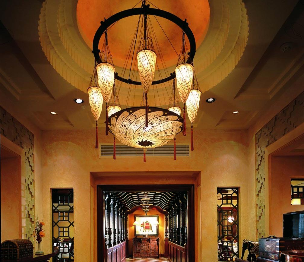 Lámparas Scudo Saraceno y Cesendello Fortuny en el Ashiana-Restaurant-en Dubai, vista del corredor